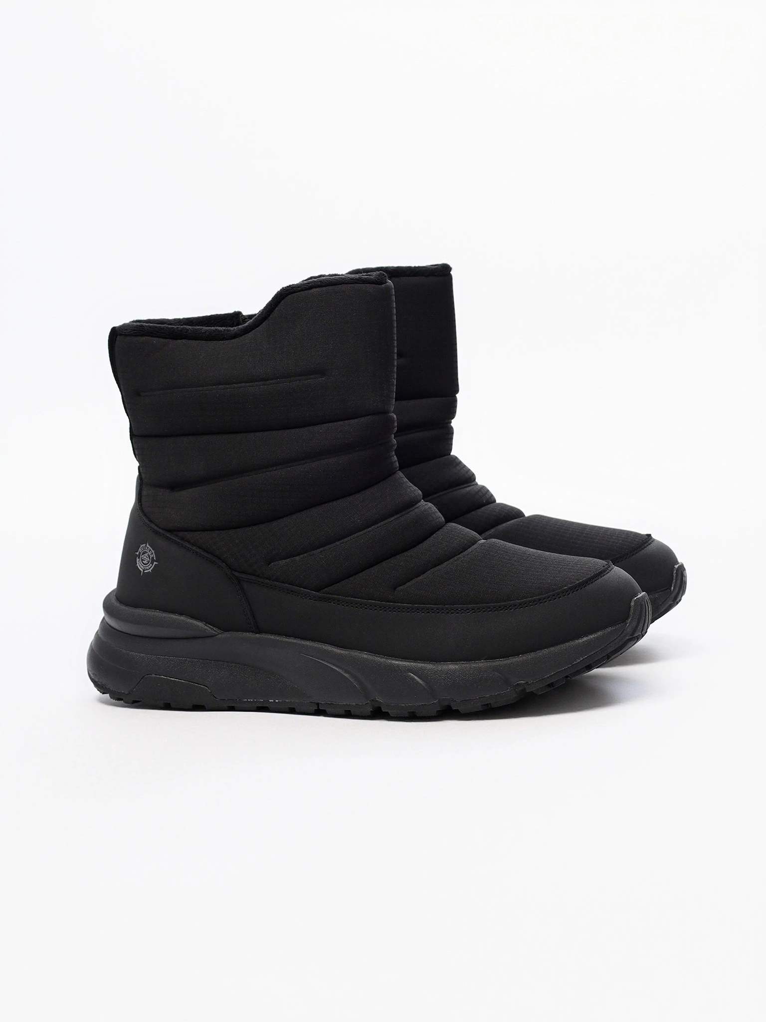 Дутики черного цвета на средней подошве